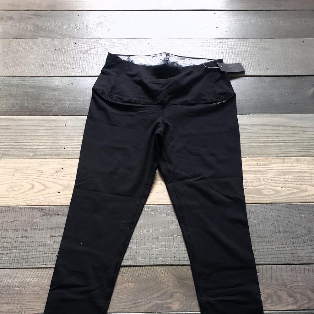 Work out pants leggings dragon fit size L NWT